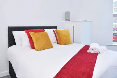 Image de Supérieure-Double-Salle de bain partagée-With Tv