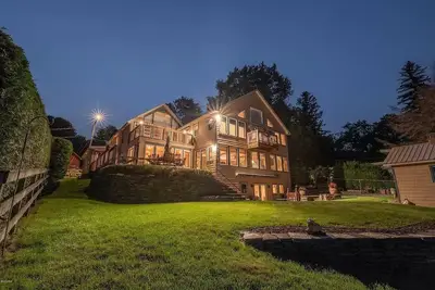 Image de Lake Front Home in Heart of the Berkshires Near Jiminy Peak