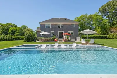 Image de Brand New Hamptons beach house 2 minutes walk to Eq village w/gunite pool & spa