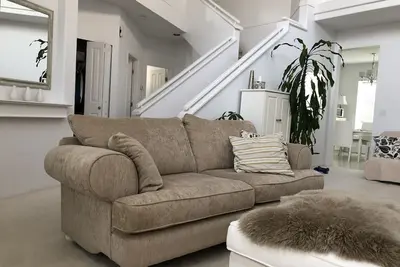 Image de Bright & Spacious, 4 Bedrooms, 2 Fireplace House