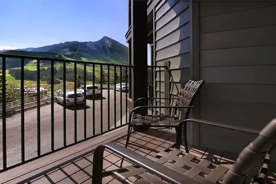 Image de Crested Butte Townhome w/ Stunning Mountain Views, 2Workspaces & Hot Tub Access!