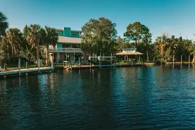 Image de Waterfront Canal - Boat Lift, Bar - 3 Bedroom 2. 5 Bath