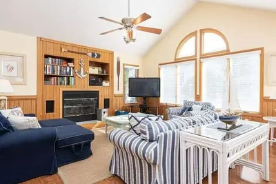 Lakefront, 5bed/4bath, private pool, hot tub, bikes!