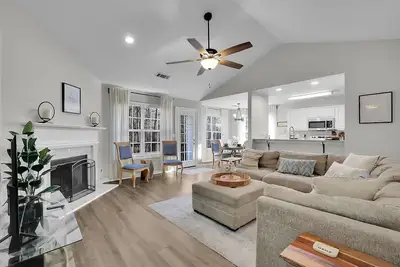 Image de Location, Location! Minutes away from Mall of Ga!