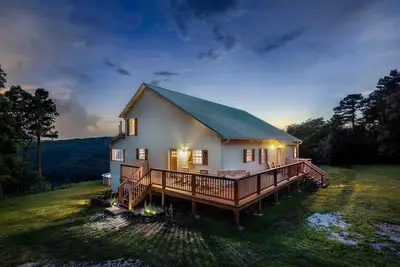 Image de The Perch Family Cabin|Sleeps 18 |Pool + Hot tub with a View