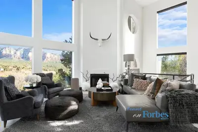 Image de Featured in Forbes, 20ft ceilings, Amazing views, + loft, hot tub, fire pit, Ev.