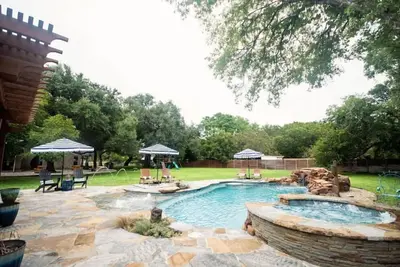 Image de Austin Getaway! Private Pool, Playscape, Firepit, & more!