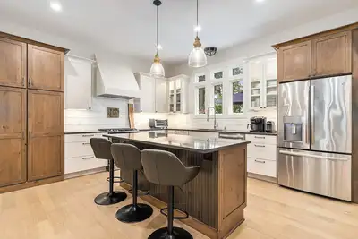 Image de 4 Br 3 Ba for 12 - steps to North Beach, walk to Downtown, off-street parking!
