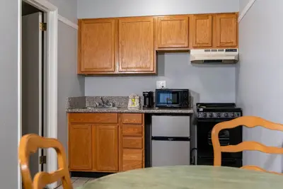 Image de Convenient Stay, Close to Everything! 2 Spacious 2br Room w/ Kitchenette | Pool