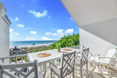 Image de Beautiful 1 Bedroom Condo with Beach Facing Balcony and Pool!