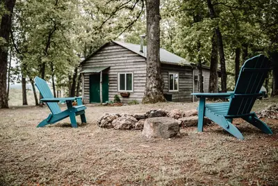 Image de Cute Ozark Mountain cabin in the woods: a quiet escape or adventurous exploring