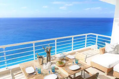 Image de Oceanfront penthouse condo, stylish private 360 stunning views two terraces.