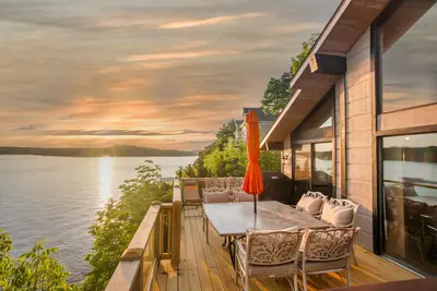 Image de Beautiful lake front sunset view, you can hear waves crashing against the bluff