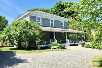 Image de Charming summer cottage, steps to town and Shorepath! Sleeps 10