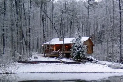 Image de “Lucky Lake” secluded log cabin on a lake. Wood burning fireplace and hot tub!