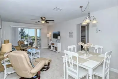 Image de Steps away from Siesta Key beach, just across the street.