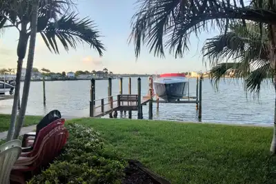 Image de Waterfront Retreat: Pool Table, Dock, Golf Cart!
