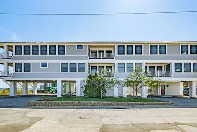 Image de Old Orchard Beach, Spacious, beachfront, 2 bedroom condo