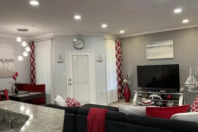 Image de Beautiful Ground Floor  Condo Renovated In October 2020 in Avalon Complex