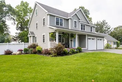 Image de Home in Woburn - Family + Pet Friendly!