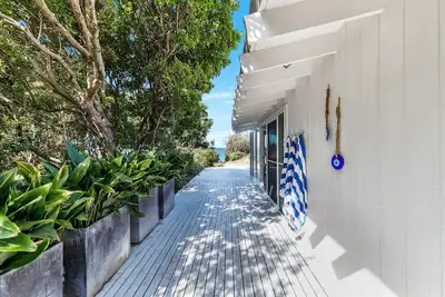 Image de \"Boomerang House\" - absolute beachfront with private beach access