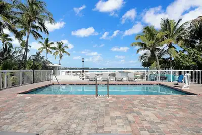 Image de 4 Tropical Waterfront Stay w/ Private Beach, Pool, Workstation & Kayak