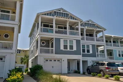 Image de 2nd Row from Beach Immaculate Luxury Retreat, Direct Beach Access, and Elevator