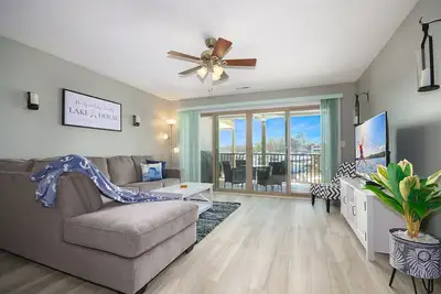 Image de Lake Ozark Condo w/ Lake View + Boat Rental Option