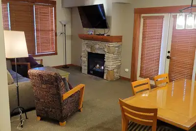 Image de Spacious Corner Village Condo 2bd/2ba #2202 w/ Ski-back Trail close to Gondola