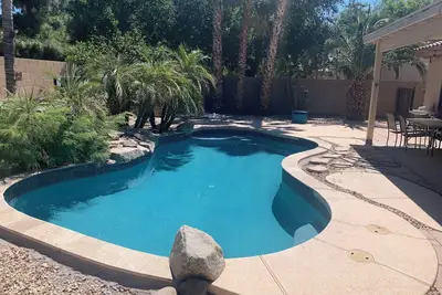 Image de Perfect locationâś”\nHeated pool, Hot tub & Putting green in quiet neighborhood.