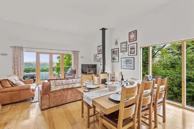 Image de A stunning contemporary Cornish home boasting superb coastal views, swimming pool & sauna