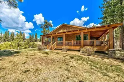 Image de Creekside Cabin on 9th hole of Grizzly Ranch Golf Club