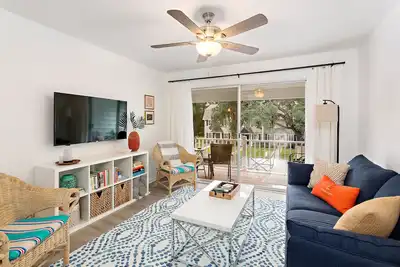 Image de Updated second floor condominium with access to heated pool and tennis courts!