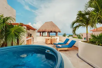Image de Ocean View Penthouse with private rooftop, jacuzzi, and balconies