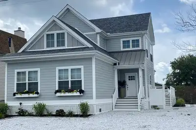 Image de New 5 bedroom & 6 bathroom waterfront home on canal with pool close to beach!