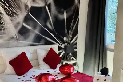 Image de Appartement de luxe avec spa et chambre glamour