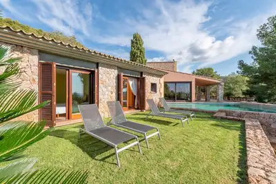 Image de Villa Can Toni Cat avec vue sur les montagnes, connexion Wi-Fi, balcon, jardin, terrasses et piscine ; parking disponible
