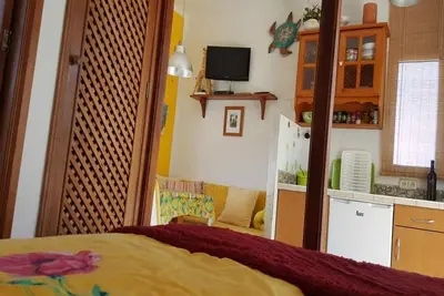 Image de Los Patios Studio \"Gelb\" in bester Lage, 30m zum Strand, Panoramablick