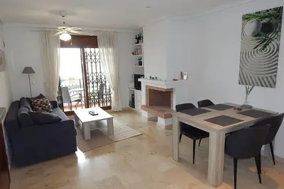 Image de Bright apartment, all day sunshine rear garden overlooks communal pool