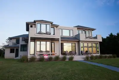 Image de Beautiful water views! Fabulously modern, clean lines and attention to detail! !
