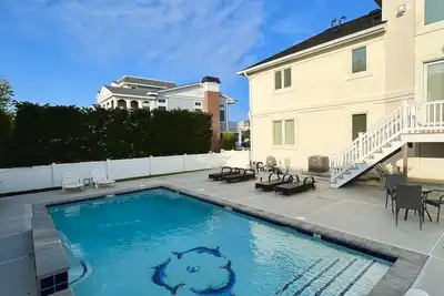 Image de Beach Block Upscale Home with Private Pool - Sleeps 14