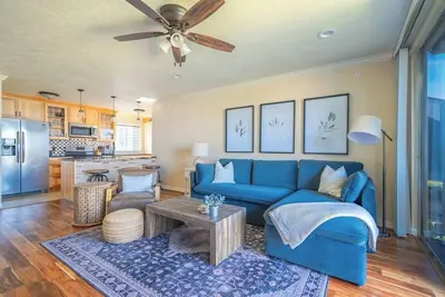 Image de Lakefront stay with designer touches, boat parking & family-friendly perks.