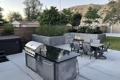 Image de Fabulous Urban Oasis w/hot tub and private backyard!