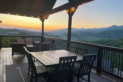 Image de New, Contemporary Chalet With Stunning Views! Huge Decks, Game Room, Fire Pit