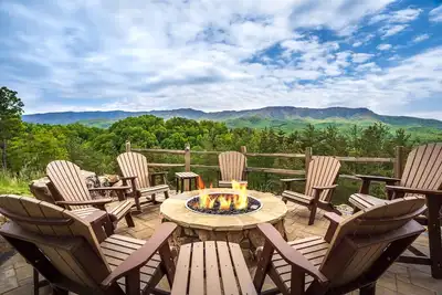 Image de Luxury cabin with 4 master suites, stunning views, hot tub, game room, and 2 spa