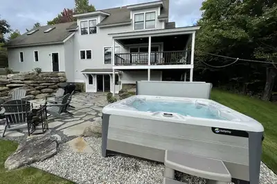 Image de Top location. Minutes to Mountain & Country Club. Hot Tub. House is awesome.