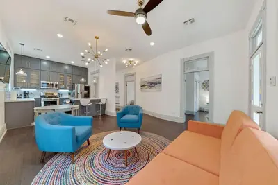 Image de Historic home with heated lounge pool: Walk to downtown San Antonio & Alamodome!