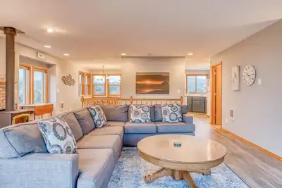 Image de Three-Story Home has Ocean, River and Mountain Views Two Blocks from the Beach!