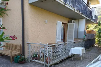 Image de Apartment on the ground floor of a building a few steps from the sea and the center of Procchio