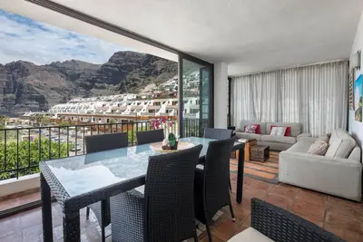 Appartement \"Casa Tatiana\" à Los Gigantes avec vue sur la mer, terrasse et Wi-Fi.